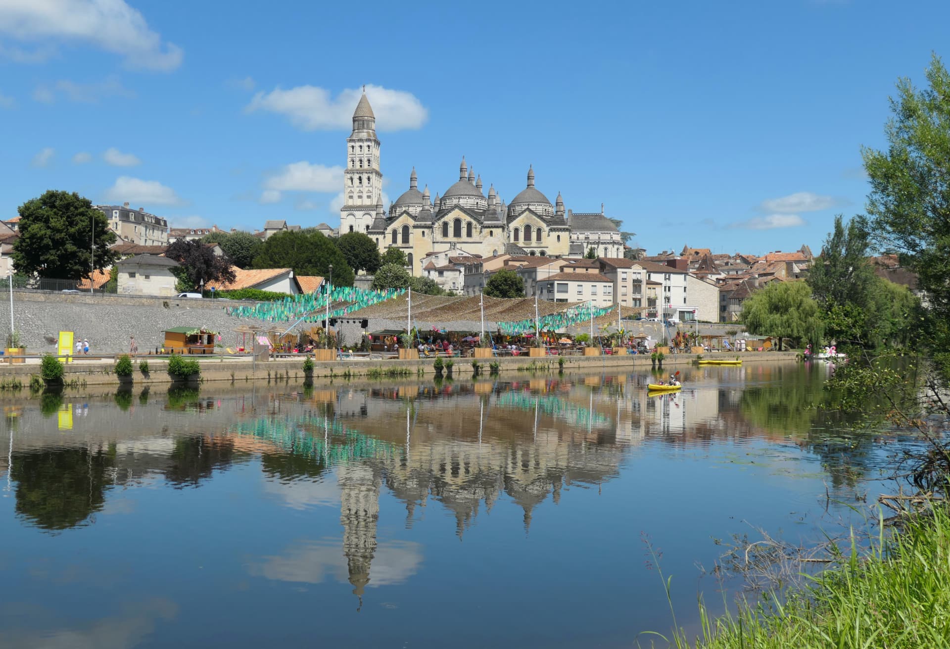 Vue de Périgueux et de la cathédrale Saint-Front depuis l'Isle